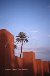 Image du Maroc Professionnelle de  Les remparts de Marrakech sont construits entièrement en pisé selon une technique séculaire par l'Almoravide Ali Ben Youssef au début de XIIème siècle pour se protéger des attaques extérieures. cette muraille s' étend sur dix-neuf kilomètres et atteint par endroit près de huit mètres de hauteur, Mardi 19 Août 1997. ((Photo / Abdeljalil Bounhar)